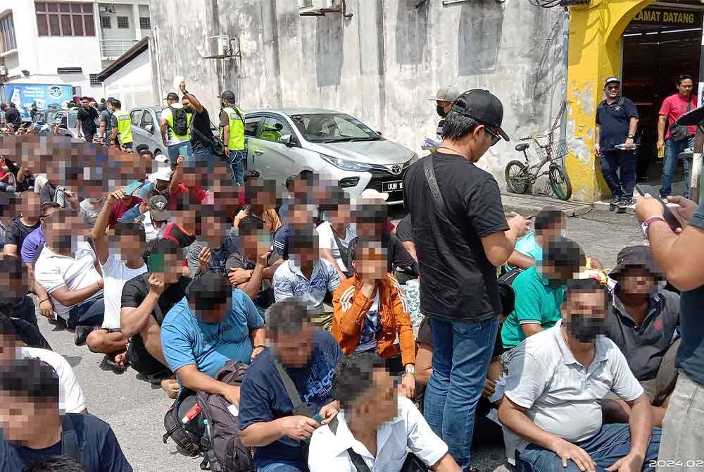 Anggota polis menjalankan pemeriksaan terhadap beberapa warga asing yang ditahan ketika serbuan di kawasan Pekan Pelabuhan Klang, pada Sabtu.