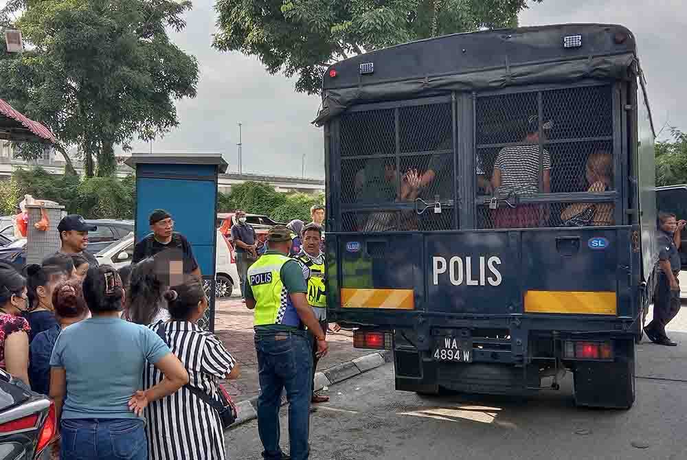 Kesemua PATI yang ditahan dibawa ke Depoh Tahanan Imigresen Putrajaya.