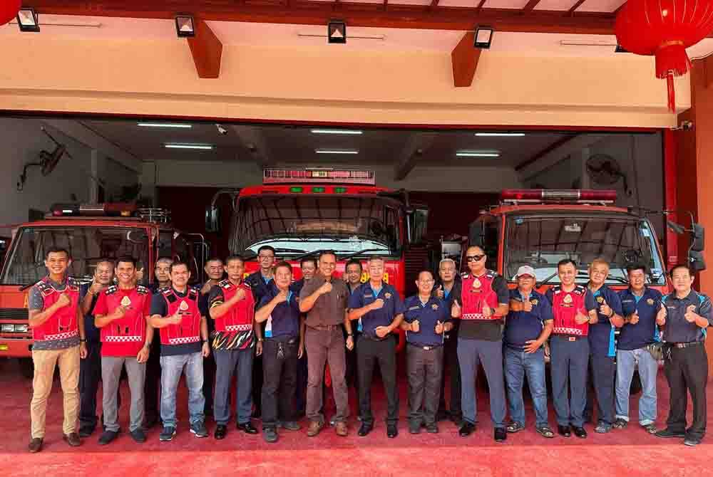 Nor Hisham (tengah) dan Pengarah JBPM Selangor, Wan Md Razali Wan Ismail (empat dari kiri) bersama anggota Pasukan Bomba Sukarela Tanjong Sepat pada Sabtu. - Foto: BOMBA