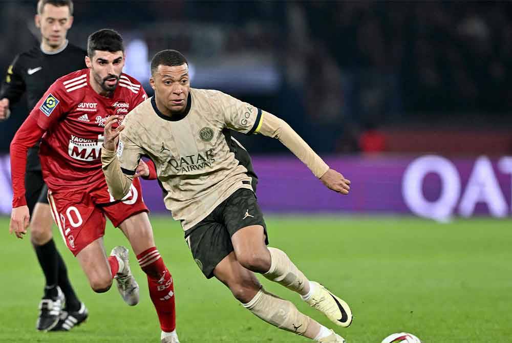 Mbappe (kanan) dilaporkan akan mengumumkan prakontrak dengan Real minggu depan. Foto AFP