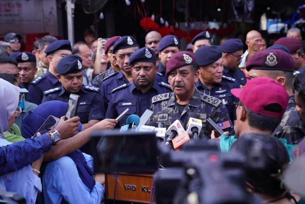 Razarudin ketika sidang akhbar ketika program Walkabout Pencegahan Jenayah di Pasar Pandamaran pada Ahad.