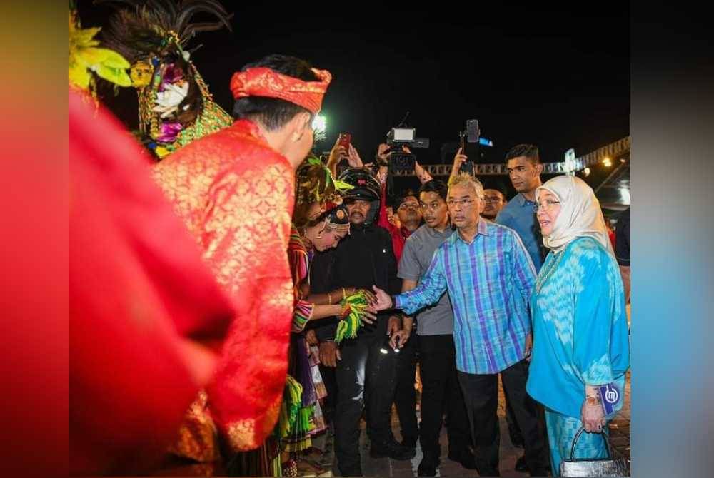 
Al-Sultan Abdullah dan Tunku Azizah berkenan berangkat bersama rakyat pada Malam Karnival Rakyat Pahang di sini pada Sabtu. - Foto Pahang Media