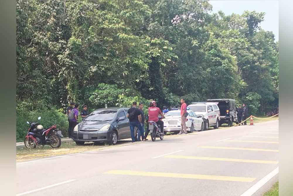 Lokasi penemuan mayat di Jalan Pasir Hor-Pasir Tumboh, Kampung Seribong pada Ahad.