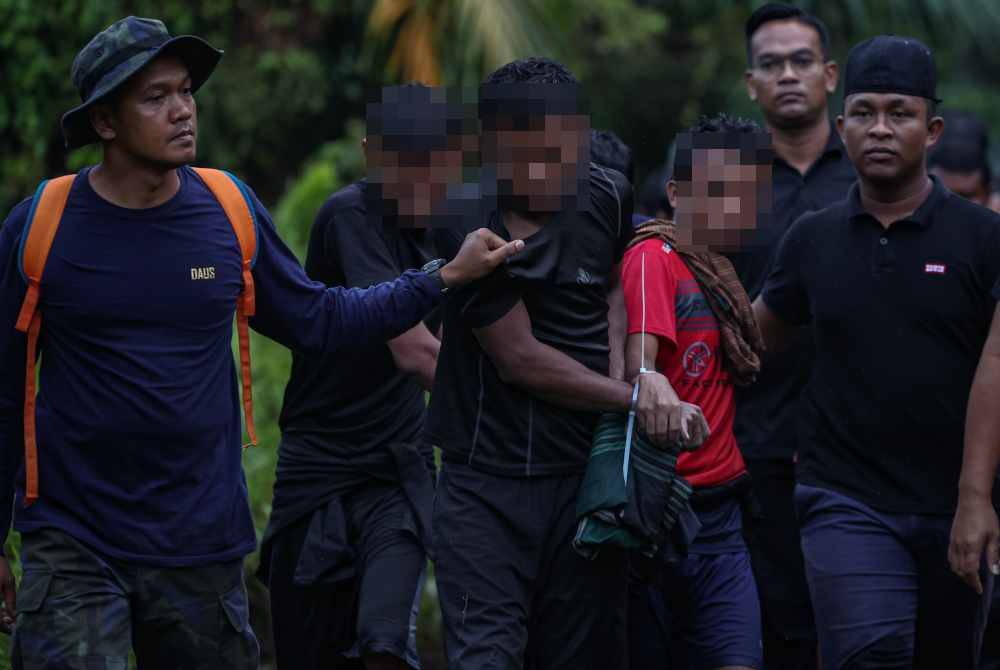 Antara PATI yang meloloskan diri dari Depot Imigresen Sementara Bidor telah ditahan di sebuah kebun jambu di Kampung Senta pada Sabtu. - Foto Bernama