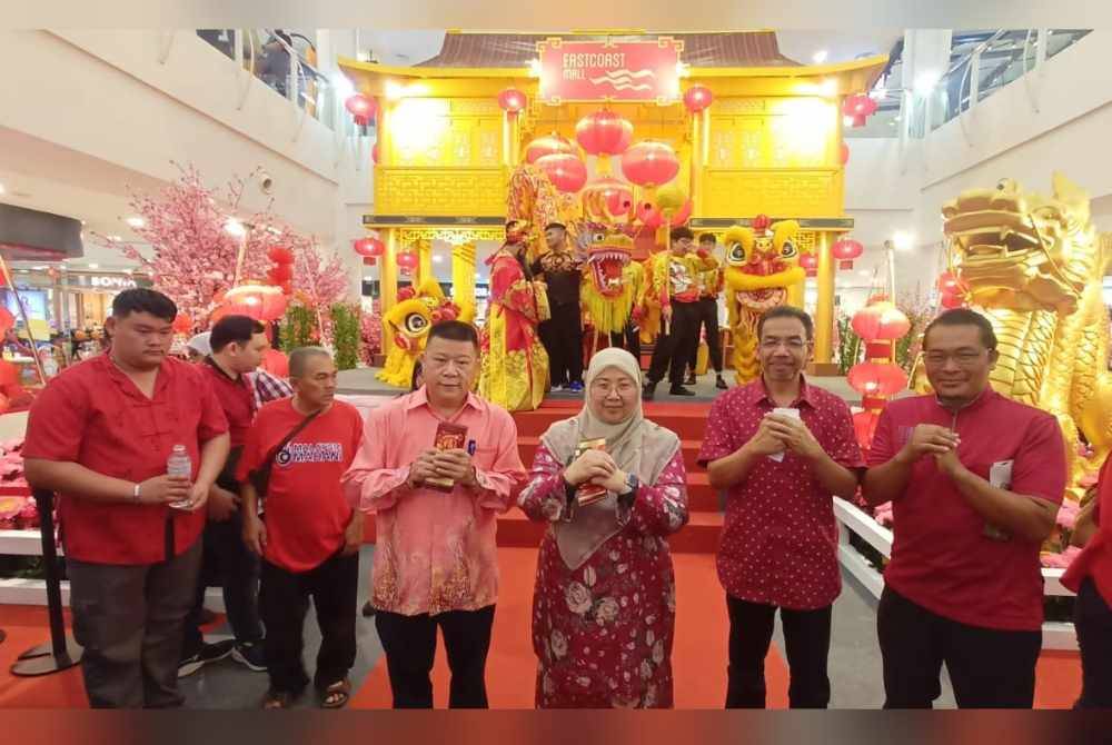 Fuziah (tengah) dan Chon Siang (tiga dari kiri) ketika program sambutan Tahun Baharu Cina di sebuah pasar raya di Kuantan pada Ahad.