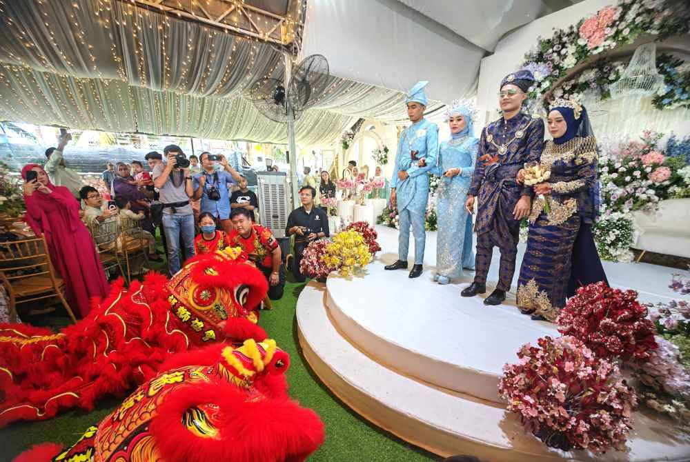 
Tarian singa memeriahkan majlis perkahwinan Nornabila (dua dari kiri) dan Zaid Amir serta Norizzuddin (dua dari kanan) dan Sharifah Nur Amiera.