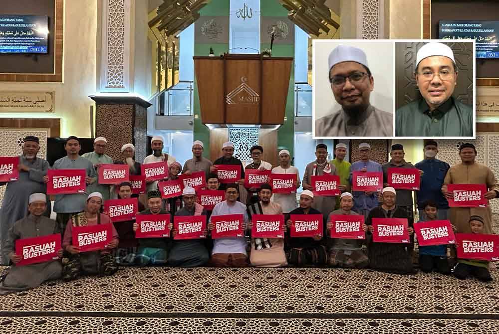 Jemaah di Masjid Bandar Bukit Raja bergambar bersama plakad yang diiberikan oleh pasukan Rasuah Busters selepas tazkirah Maghrib pada Sabtu. Gambar kecil: Fazrul Fahmee dan Md Nazri