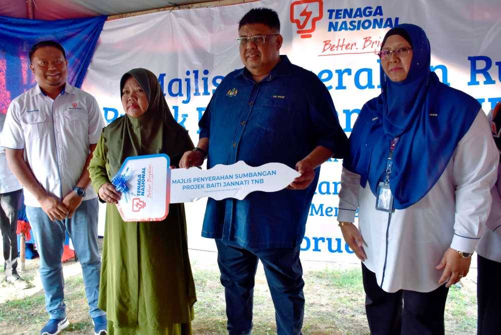 Ab Rauf (dua dari kanan) menyerahkan replika kunci rumah kepada penerima Rohani Karim (dua, kiri) pada Majlis Penyerahan Projek Perumahan &#039;Better Bright Home&#039; @ Baiti Jannati Tenaga Nasional Berhad (TNB) 2023 Peringkat Negeri Melaka Serta Penyerahan Sumbangan TNB di Kampung Lubok Redan. Foto Bernama