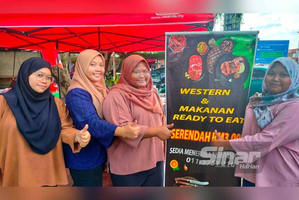 Hasniwati (kanan) bersama tiga adiknya, Hazwani(dua dari kanan), Hasniza(dua dari kiri) serta Fazlina yang bertungkus lumus menyediakan menu-menu Barat dan popular di gerai tersebut