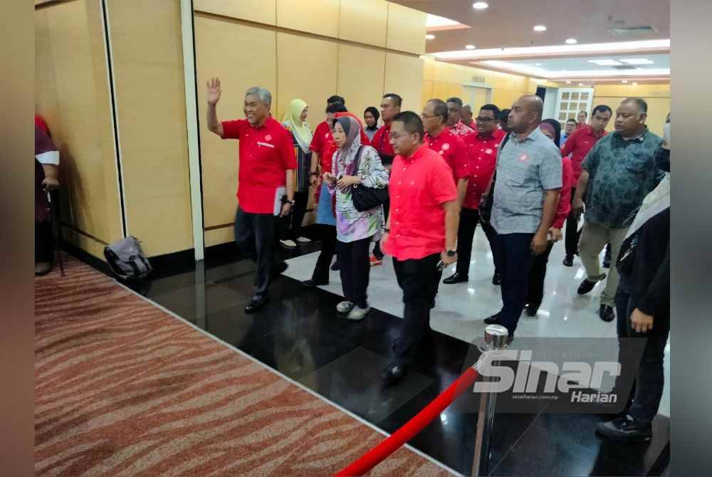 Presiden UMNO, Datuk Seri Dr Ahmad Zahid Hamidi tiba di Pusat Dagangan Dunia petang Ahad.