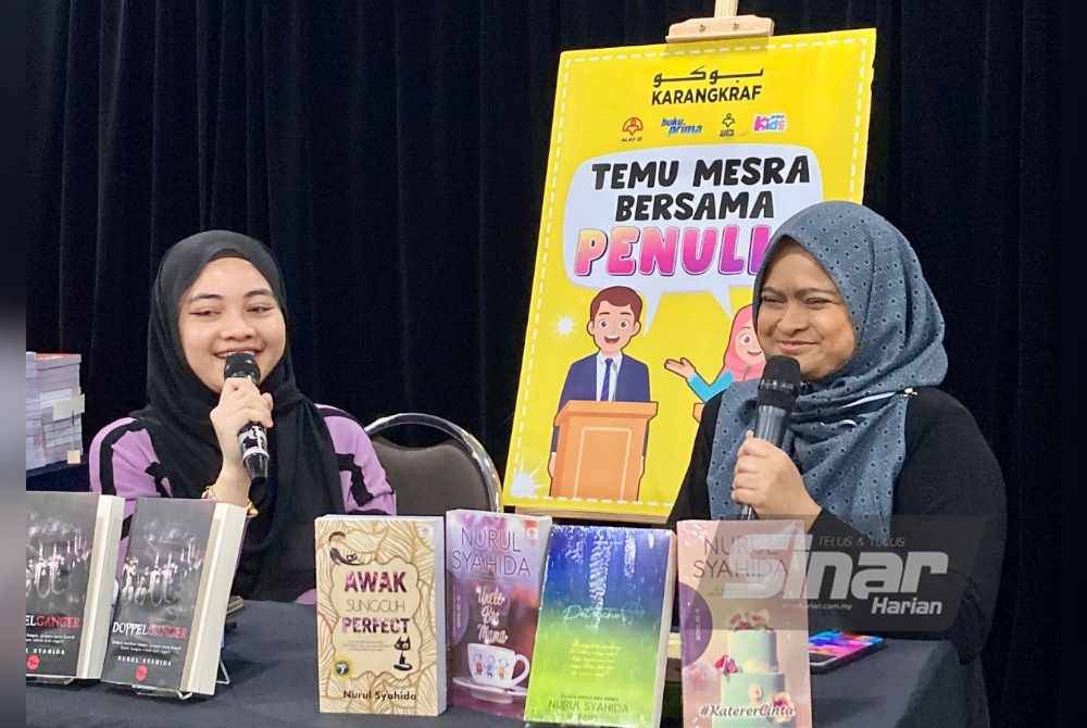 Sesi temu mesra penulis, Nurul Syahida Kamarudin (kanan) yang dihoskan oleh Nur Khairunnisa Halim (kiri) semasa Jualan Gudang Karangkraf di Kompleks Kumpulan Karangkraf pada Ahad.