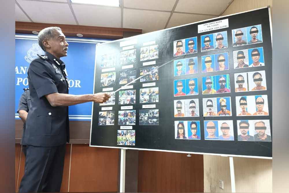 Kumar menunjukkan sebahagian daripada mereka yang ditangkap kerana terlibat dalam penyalahgunaan dadah, pada sidang akhbar di IPK Johor, Johor Bahru pada Ahad.