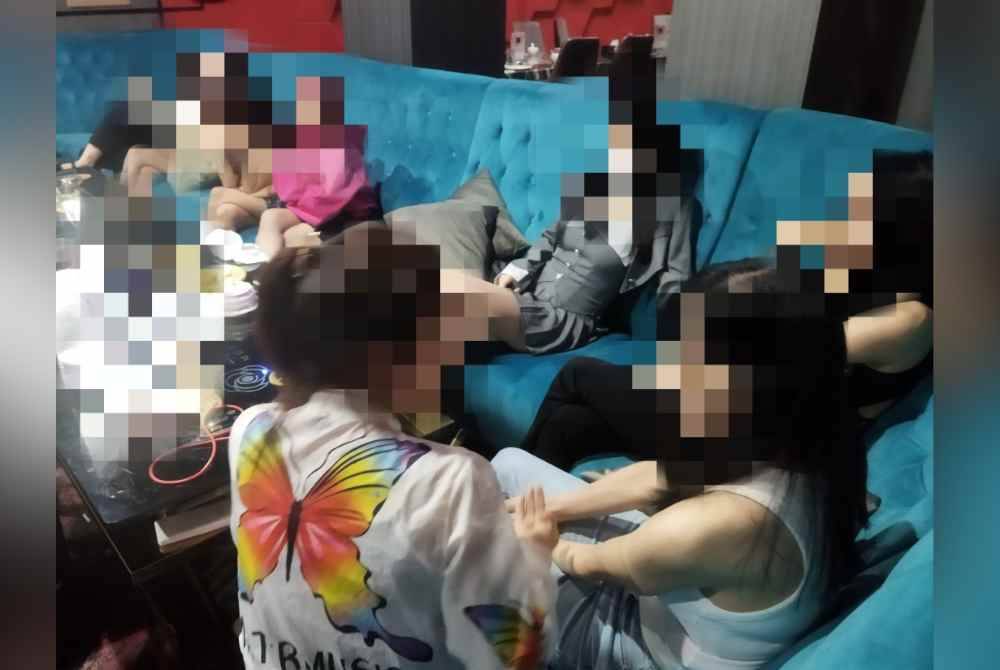 Antara wanita warga asing yang ditahan dalam serbuan di salah sebuah pusat hiburan di sini, pada Sabtu.