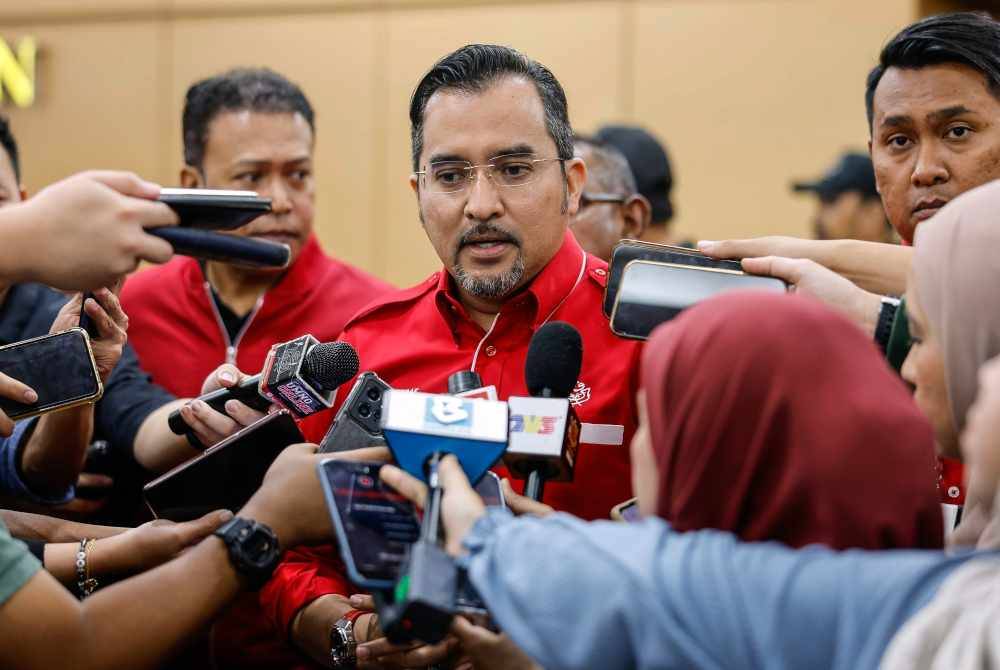 Setiausaha Agung UMNO Datuk Dr Asyraf Wajdi Dusuki ketika sidang media selepas perjumpaan tertutup Presiden UMNO bersama Ketua-Ketua Bahagian UMNO di Pusat Dagangan Dunia Kuala Lumpur (WTC-KL) hari ini. Foto Bernama