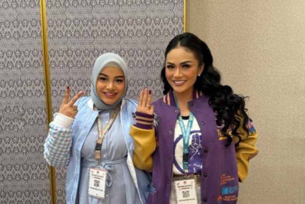 Menerusi perkongsian di akaun Instagramnya, Krisdayanti berkata, biarpun dia dan Aurel berbeza pilihan, namun keduanya datang bersama ke acara debat tersebut. Foto Instagram/@krisdayantilemos