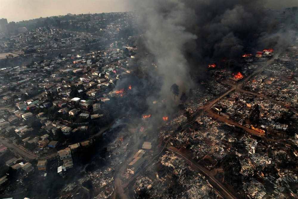 Pemandangan udara kebakaran hutan yang menjejaskan bukit bandar Vina del Mar di sektor Las Pataguas, Chile. Foto AFP