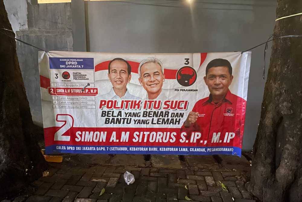 Poster salah seorang calon parti PDI-P masih &#039;menjual&#039; wajah Jokowi sebagai pelaris untuk menarik undi sokongan Jokowi kini lebih memihak kepada Prabowo daripada parti Gerindra.