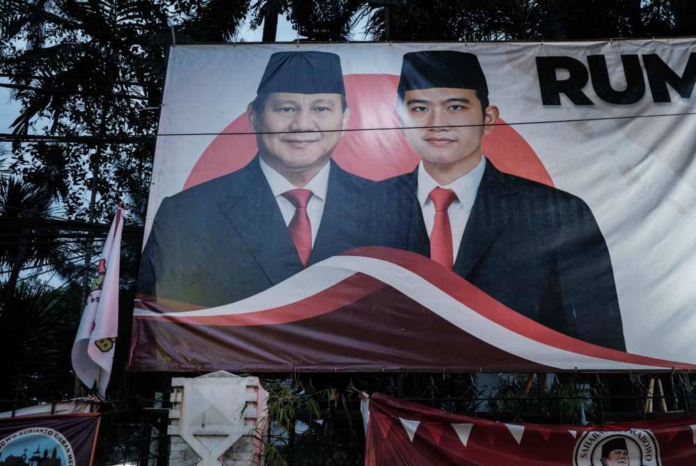 Salah satu poster kempen Prabowo dan Gibran yang kelihatan di Jakarta. Foto AFP