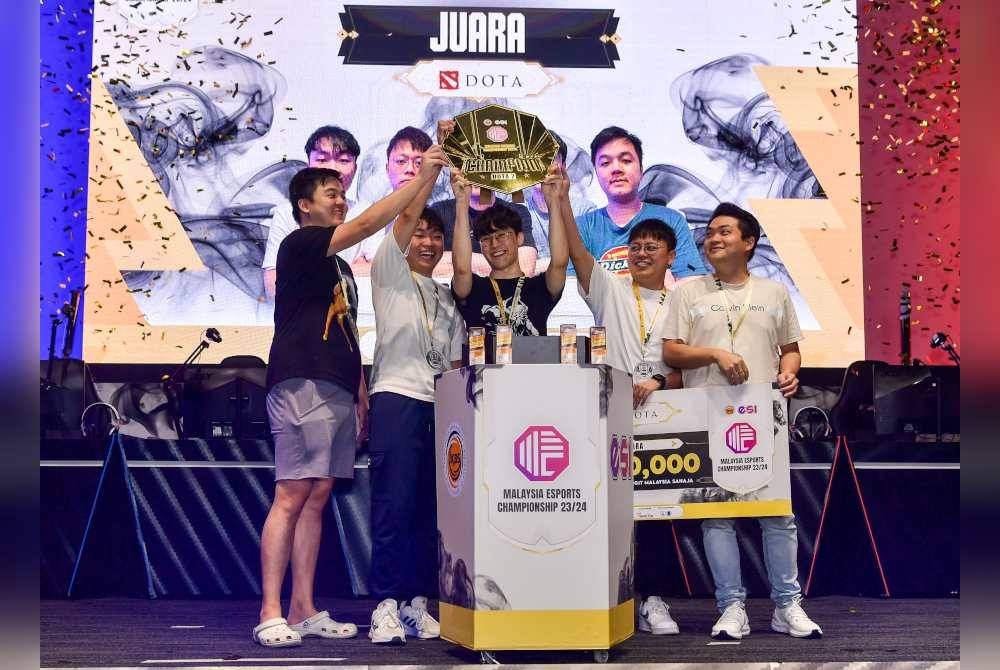 Pasukan MAG Rebels bergambar selepas menjuarai Grand Finals Malaysia E-sport Championship 2023/2024 (MEC23/24) Kategori DoTA-2 di Spacerubix hari ini. Foto Bernama