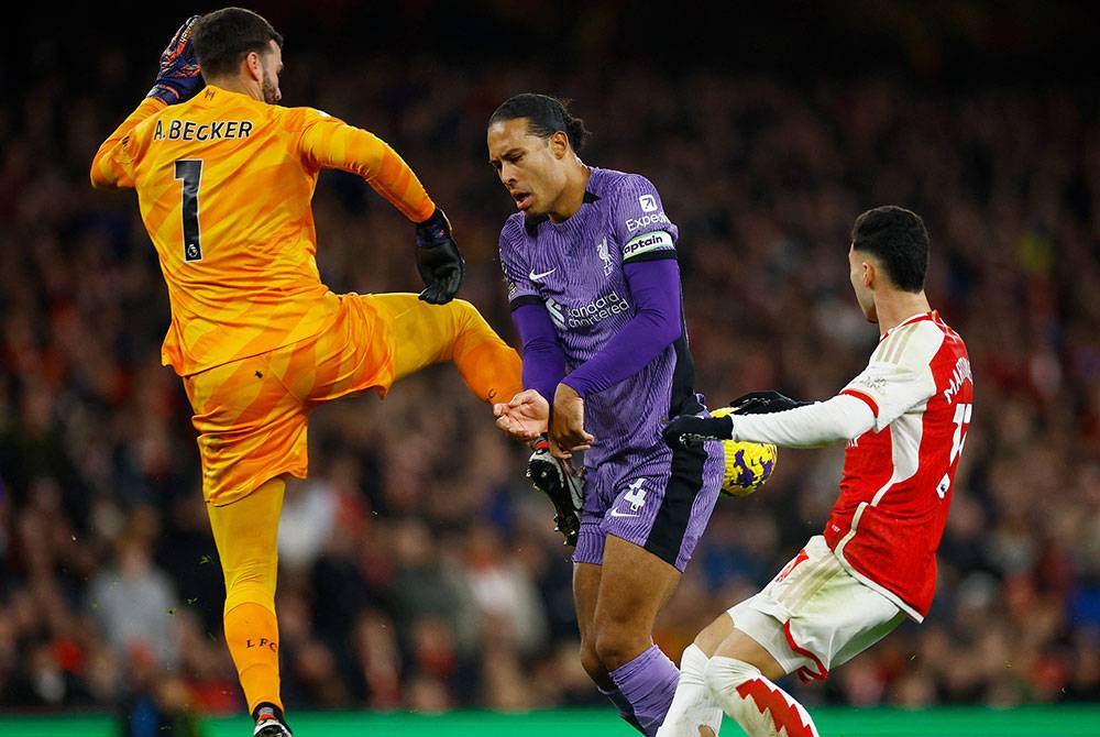 Aksi van Dijk ketika berdepan Arsenal di Stadium Emirates pada Isnin. Foto: Agensi