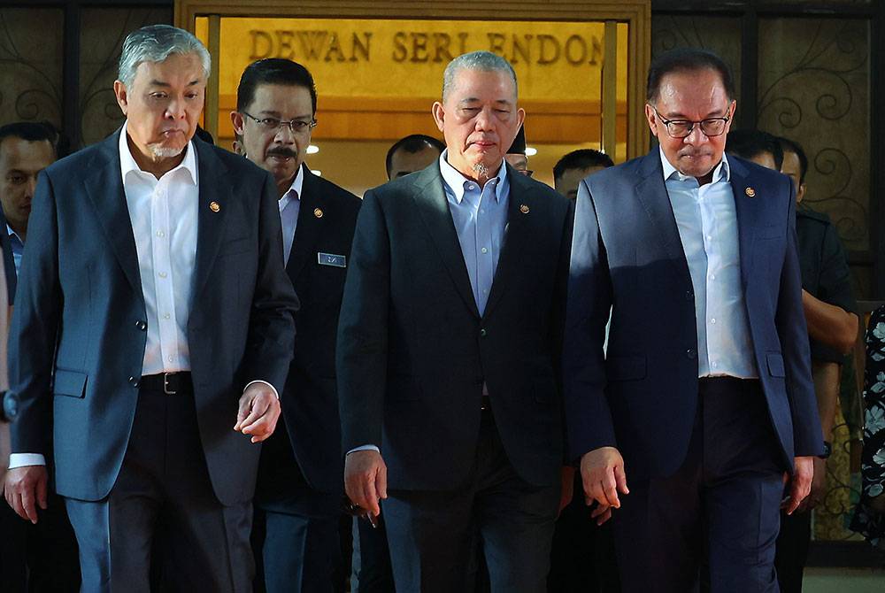 Anwar (dua dari kanan) beredar selepas menghadiri Majlis Perjumpaan Perdana Menteri bersama warga kerja Jabatan Perdana Menteri (JPM) Bagi Bulan Februari 2024 di Dewan Sri Endon Puspanitapuri pada Isnin. Foto Bernama