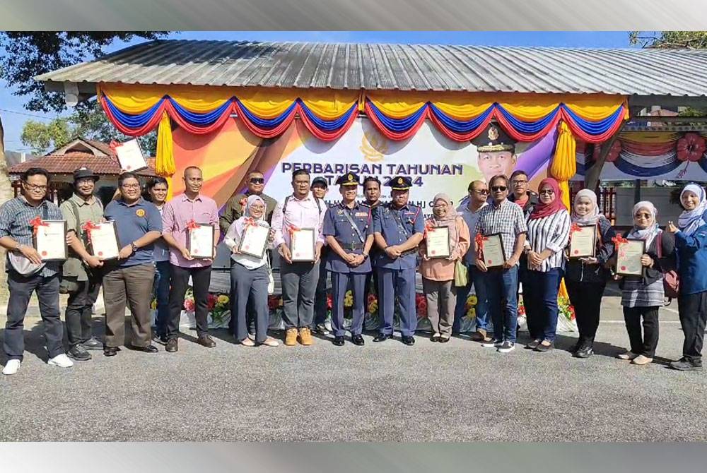 Pengamal media yang menerima sijil penghargaan merakam gambar bersama Hassan &#039;As&#039;ari (tengah) selepas perhimpunan tahunan yang diadakan di Ibu Pejabat JBPM Negeri Terengganu pada Isnin.