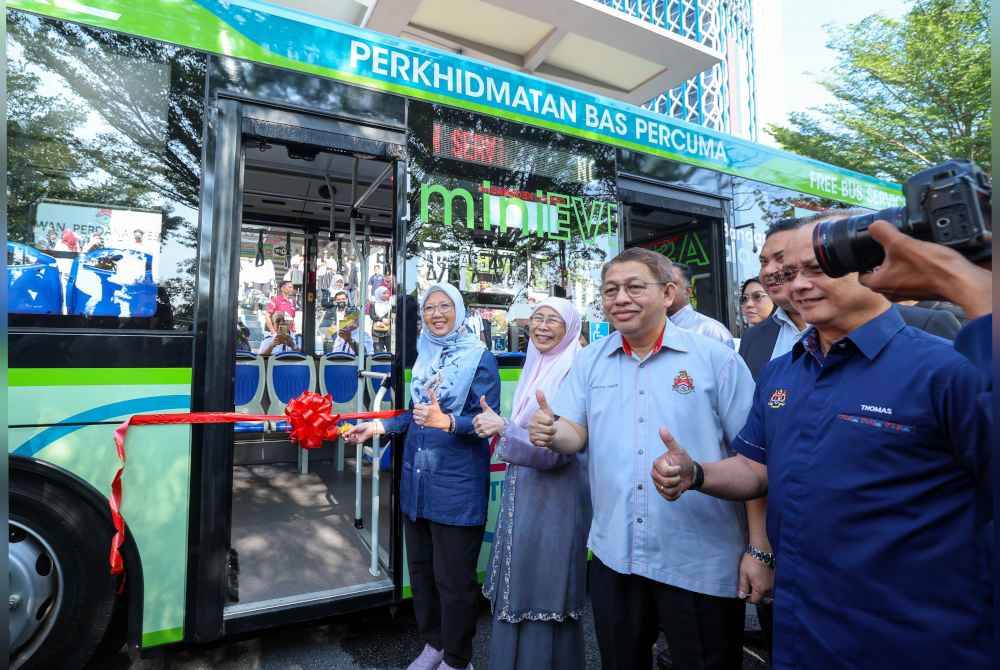 Isteri Perdana Menteri Datuk Seri Dr Wan Azizah Wan Ismail (dua dari kiri) merangkap Ahli Parlimen Bandar Tun Razak menyaksikan Dr Zaliha (kiri) menyempurnakan majlis perasmian Bas Mini GoKL dan Laluan Baharu GoKL ke-15 (Prima Alam - Hospital Canselor Tuanku Muhriz UKM) di Institut Latihan DBKL pada Isnin. Foto Bernama