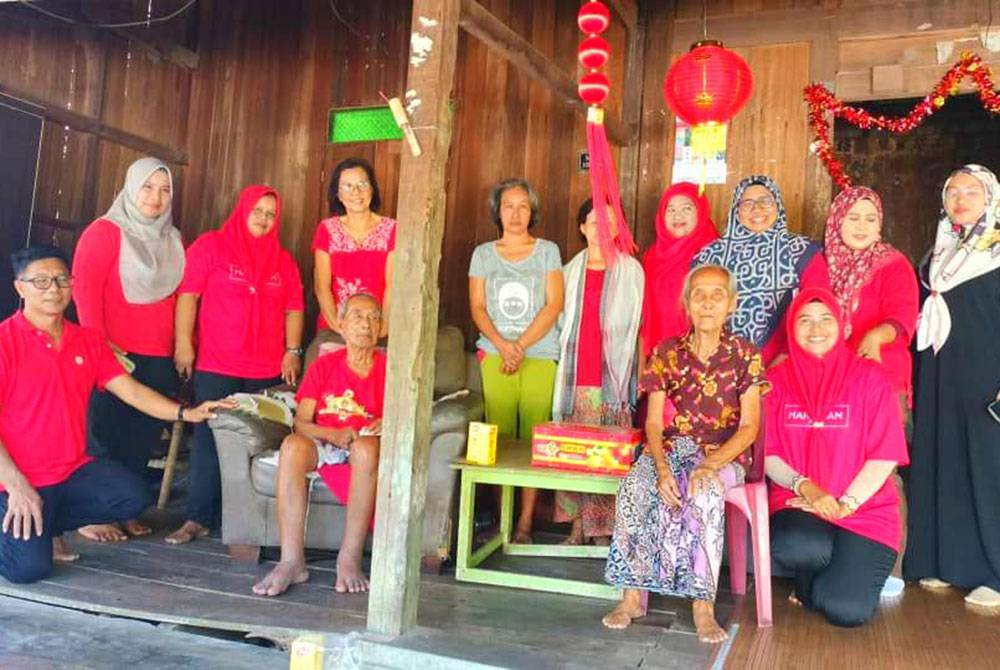 Chu Seng dan isteri tidak dapat menahan sebak apabila sekumpulan sukarelawan Melayu bertindak mengemas rumah mereka sempena sambutan Tahun Baharu Cina pada 10 Februari nanti.