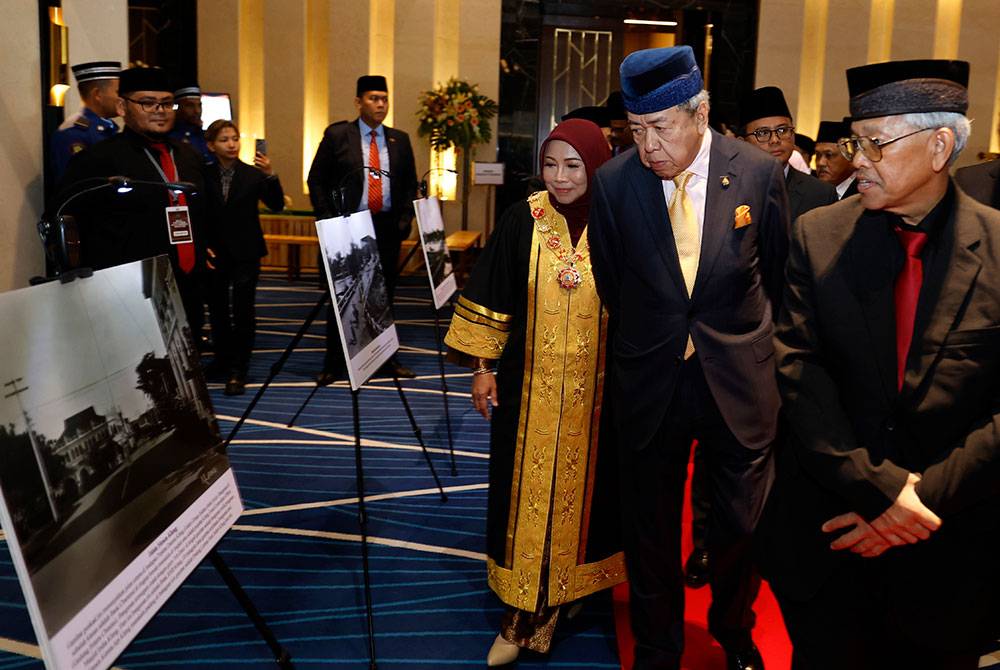 Sultan Selangor, Sultan Sharafuddin Idris Shah (dua dari kanan) berkenan melawat pameran pada Majlis Perisytiharan Majlis Bandaraya Diraja Klang, pada Isnin. Turut hadir Datuk Bandar Majlis Bandaraya Diraja Klang, Datin Paduka Noraini Roslan (kiri). Foto Bernama