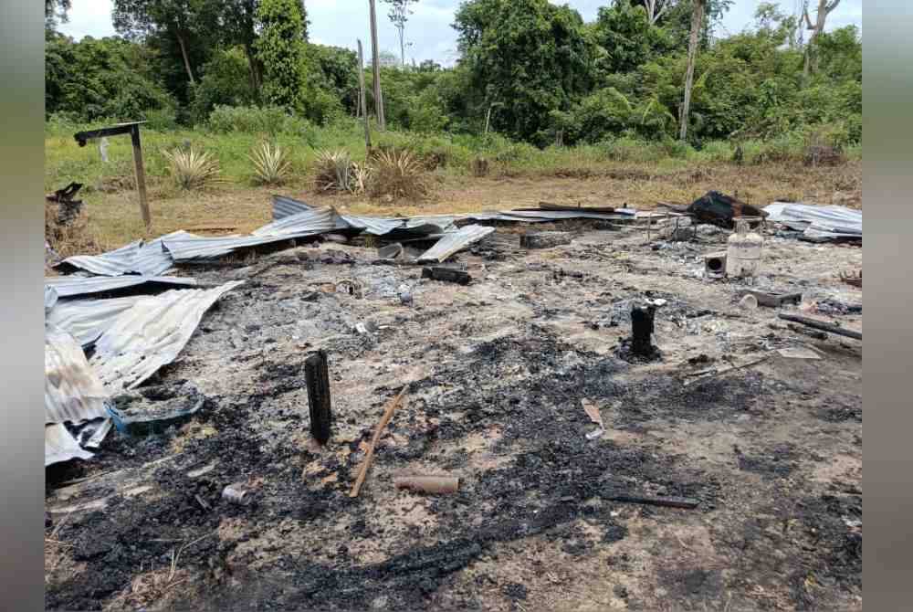 Lokasi kejadian seorang wanita meninggal dunia selepas disimbah petrol dan dibakar oleh suaminya sendiri di Kampung Tinagalan, Sook.