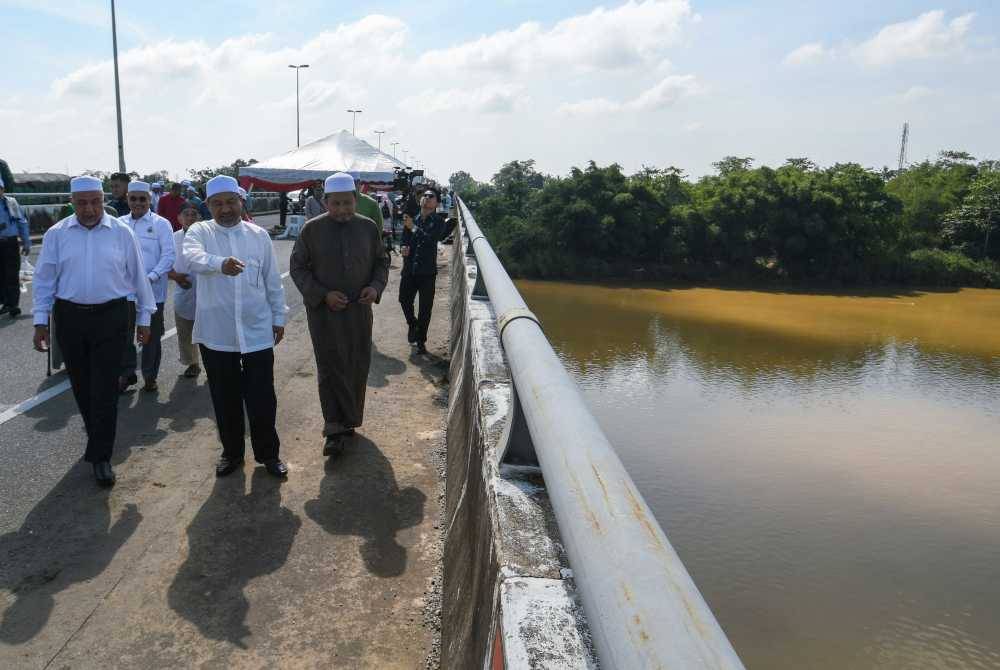 Mohd Nassuruddin meninjau lokasi kejadian terjun dari jambatan selepas menunaikan solat hajat bagi memohon perlindungan dan keselamatan di Jambatan Tendong pada Isnin. Foto Bernama