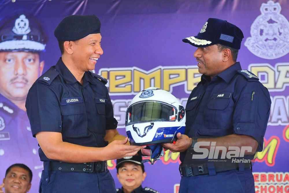 Hussein menerima topi keledar sebagai simbolik perasmian Kempen dan Advokasi Keselamatan Jalan Raya Sempena Tahun Baru Cina 2024 di Plaza Tol Puchong Selatan, pada Isnin. Foto Sinar Harian-ASRIL ASWANDI SHUKOR