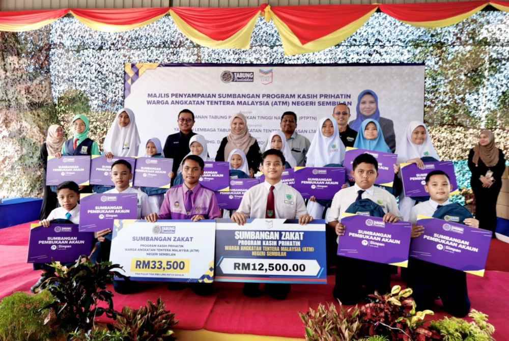 Norliza (empat dari kiri) bersama penerima sumbangan akaun Simpanan SSPN Prime di Majlis Penyampaian Sumbangan Program Kasih Prihatin Warga Angkatan Tentera Malaysia (ATM) Negeri Sembilan.