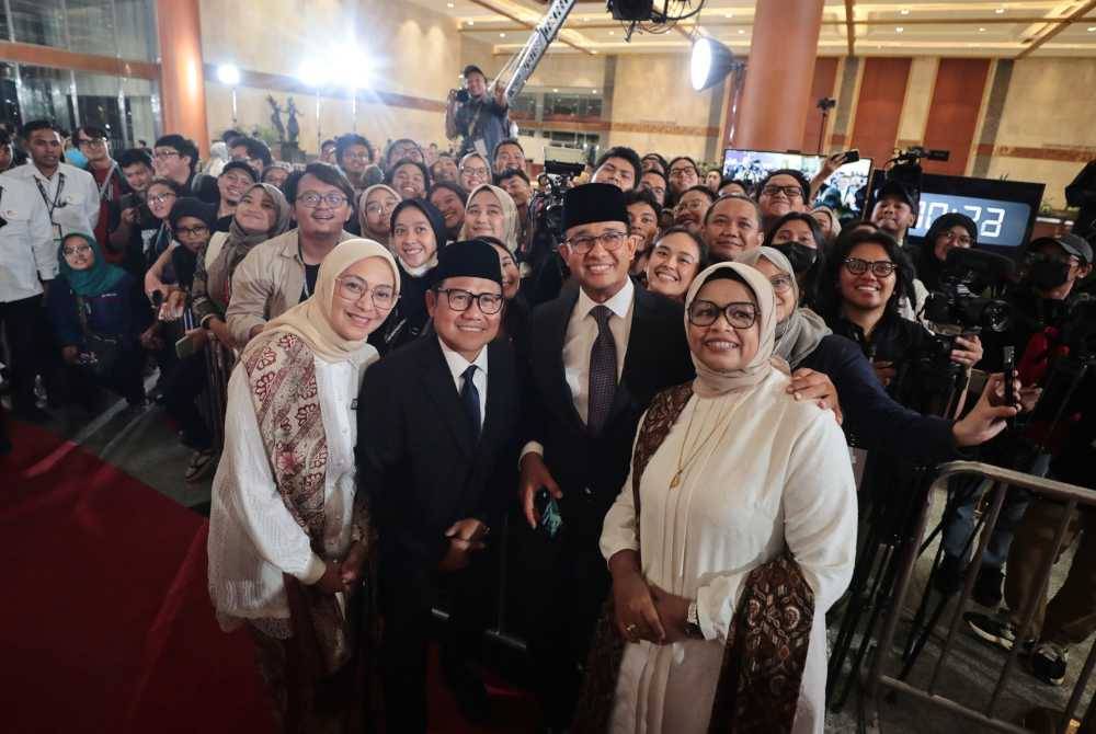 Anies (dua, kanan) dan Muhaimin (dua dari kiri) bergambar bersama penyokongnya dalam satu program kempen di Jakarta pada Ahad.