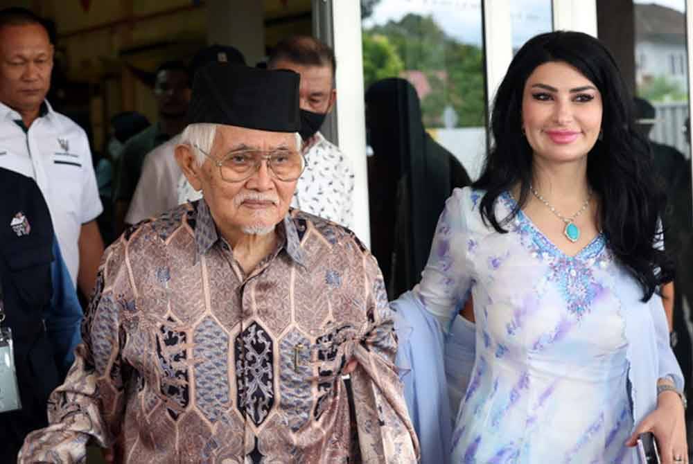 Taib Mahmud bersama isteri Toh Puan Ragad Kurdi Taib. Foto: fail Bernama