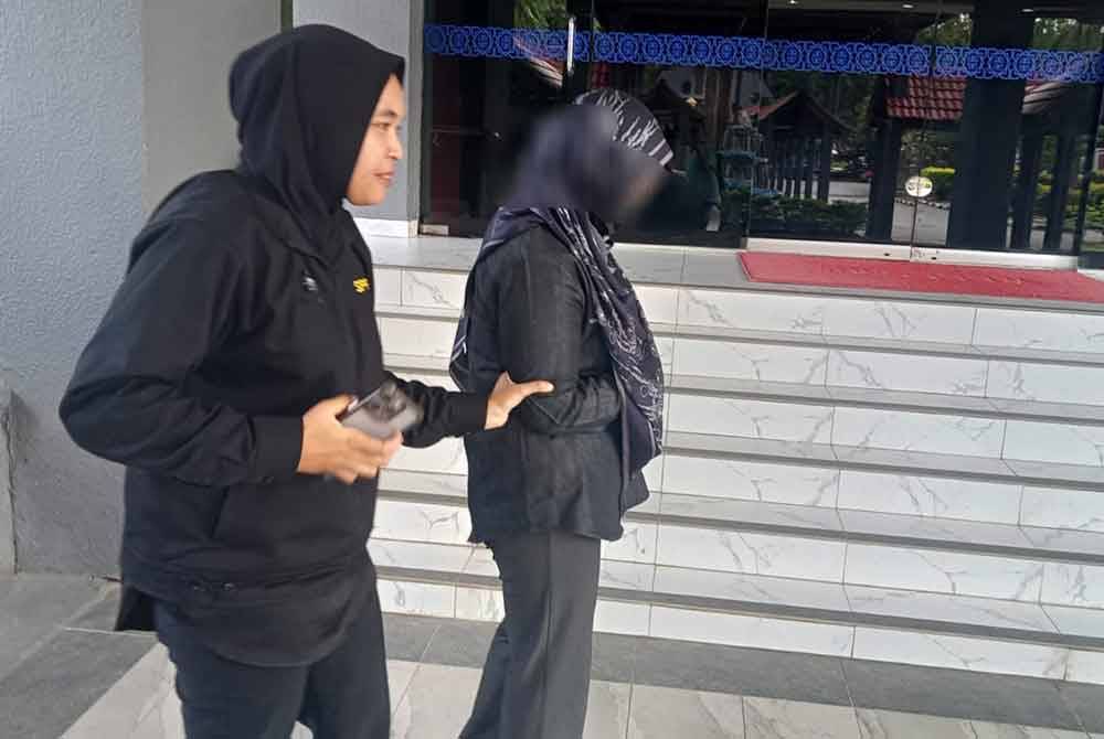 Guru besar wanita direman enam hari di Mahkamah Majistret Kuala Terengganu.