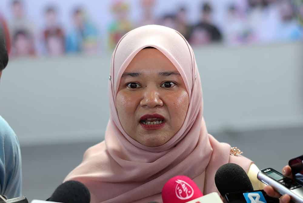 Fadhlina ketika sidang media selepas Program Perpaduan Silang Budaya di Sekolah Menengah Kebangsaan Nilai Impian hari ini. Foto Bernama