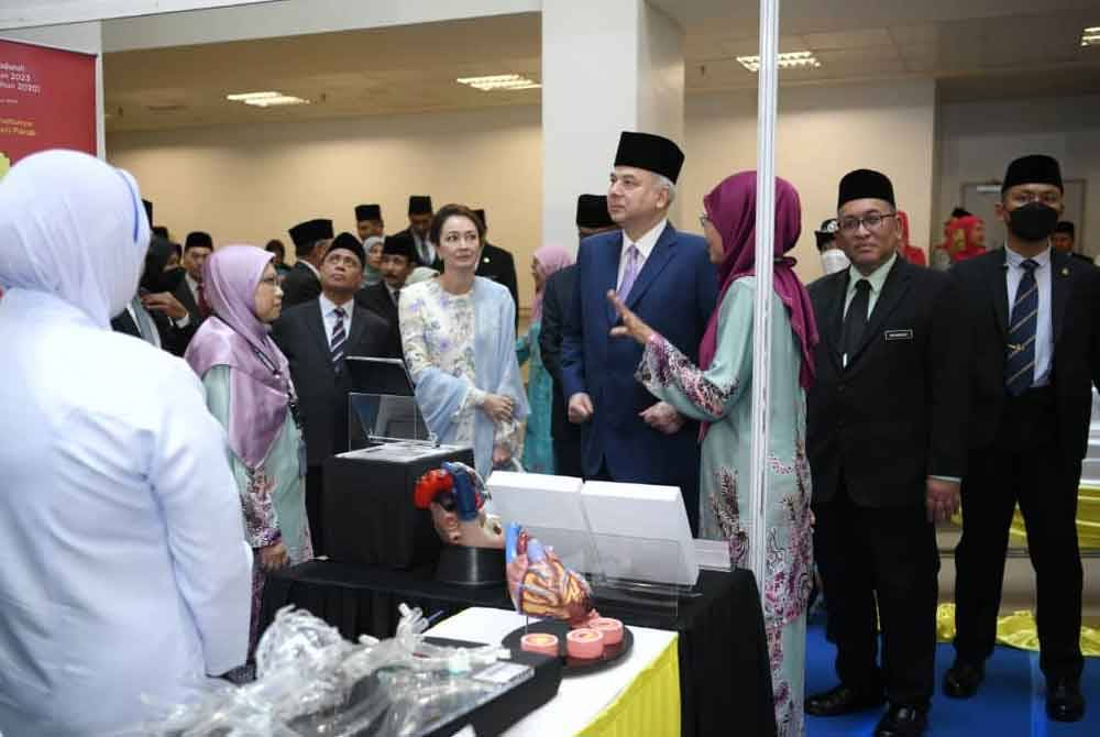 Sultan Nazrin dan Tuanku Zara berkenan mendengar taklimat ketika sesi lawatan ke ruang pameran sempena perasmian Kompleks Wanita, Kanak-kanak dan Kardiologi Hospital Raja Permaisuri Bainun (HRPB) Ipoh pada Selasa.