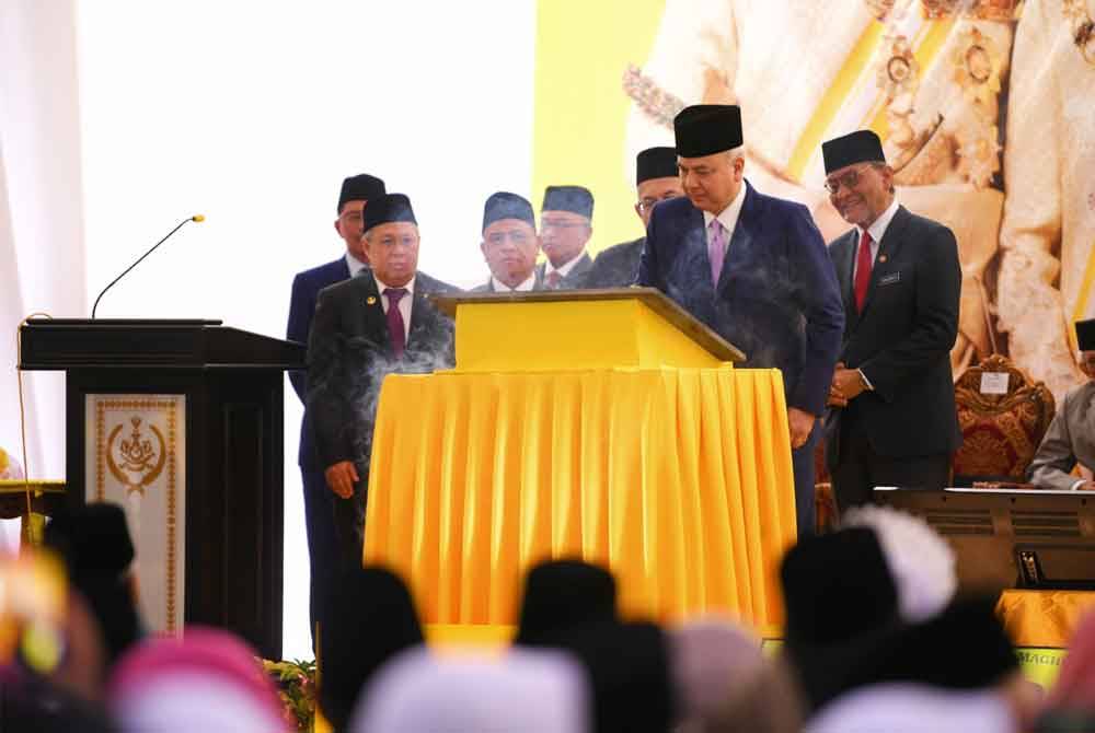 Sultan Nazrin menandatangani plak sebagai simbolik perasmian Kompleks Wanita, Kanak-kanak dan Kardiologi Hospital Raja Permaisuri Bainun (HRPB) Ipoh pada Selasa.