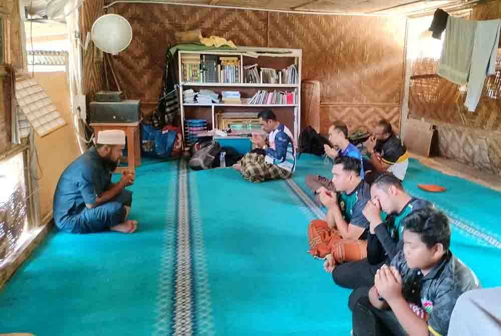 Keadaan surau yang sempit tidak mampu menampung jumlah jemaah yang semakin bertambah.