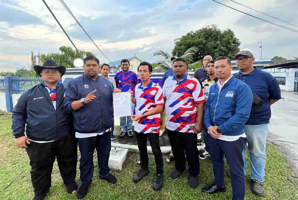 Mohd Adri (dua dari kiri) bersama pimpinan Pemuda UMNO Perak menunjukkan laporan polis yang dibuat di Balai Polis Sungai Senam, Ipoh terhadap Tony pada Selasa.