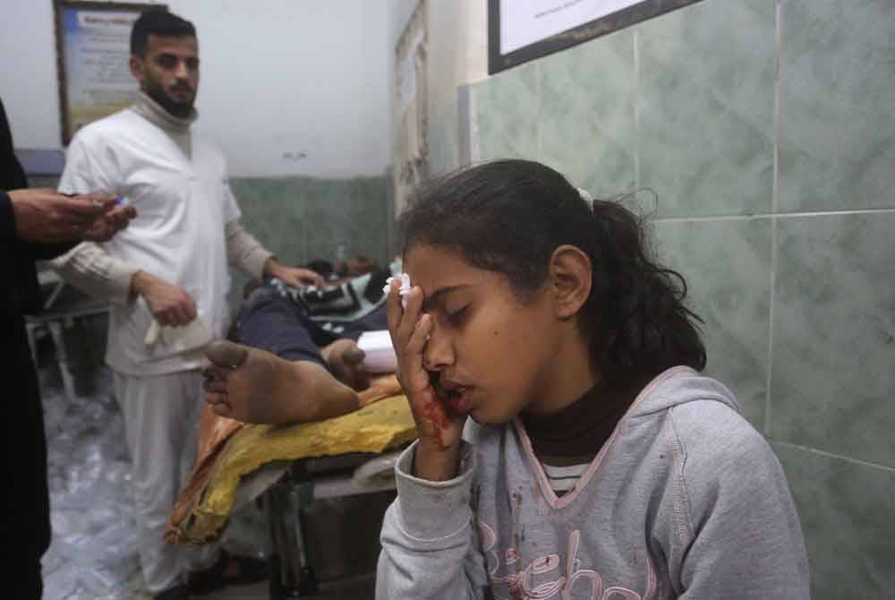 Seorang gadis yang cedera dilihat di hospital selepas serangan udara Israel di bandar Rafah di selatan Semenanjung Gaza. Foto Xinhua