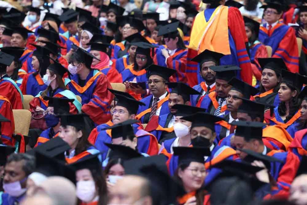 Cadangan membenarkan graduan asing di IPT dalam negara bekerja sementara untuk bidang tertentu membuktikan Malaysia ketandusan tenaga mahir baharu dalam kalangan graduan tempatan. Foto hiasan