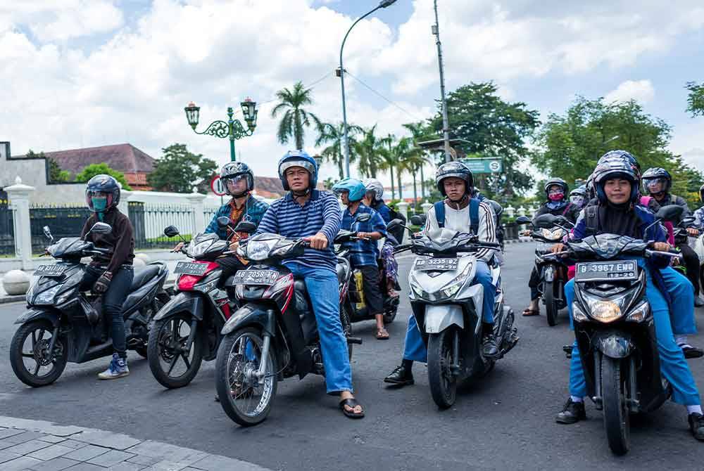 Ramai rakyat Indonesia yang merantau atau dihantar untuk bekerja di negara lain termasuk Malaysia.