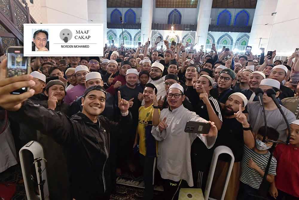 Penyanyi, Alif Satar (depan) dengan program Geng Subuh Macam Jumaat telah mencetus fenomena amat positif.