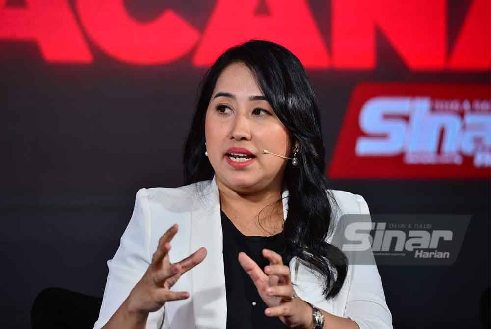 Liyana ketika siaran langsung Wacana Sinar Harian bertajuk ‘Pencen atau KWSP?’ di Studio F, Kompleks Kumpulan Karangkraf pada Selasa.Foto SINAR HARIAN/ASRIL ASWANDI SHUKOR