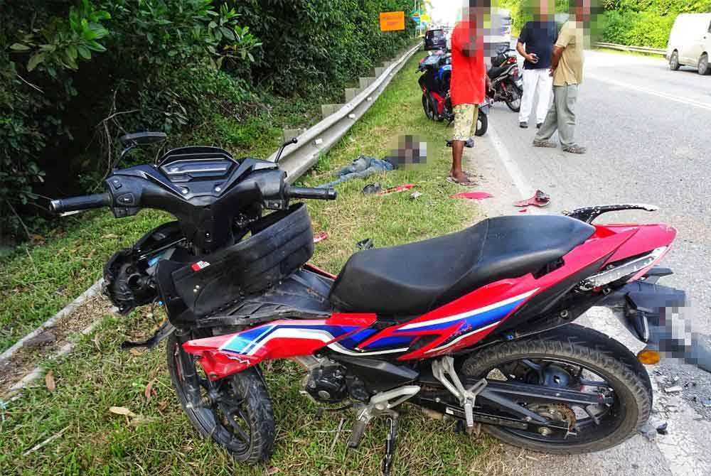 Tangkapan layar sebuah rakaman video yang memaparkan seorang anggota polis trafik diserang sekumpulan lelaki di lokasi kejadian kemalangan maut melibatkan penunggang motosikal dengan sebuah kereta Perodua Myvi. Foto ihsan PDRM