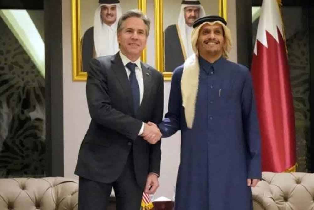 Antony Blinken (kiri) berjabat tangan dengan Mohammed Bin Abdulrahman Al Thani, pada pertemuan di Doha, Qatar, 6 Februari 2024. Foto REUTERS