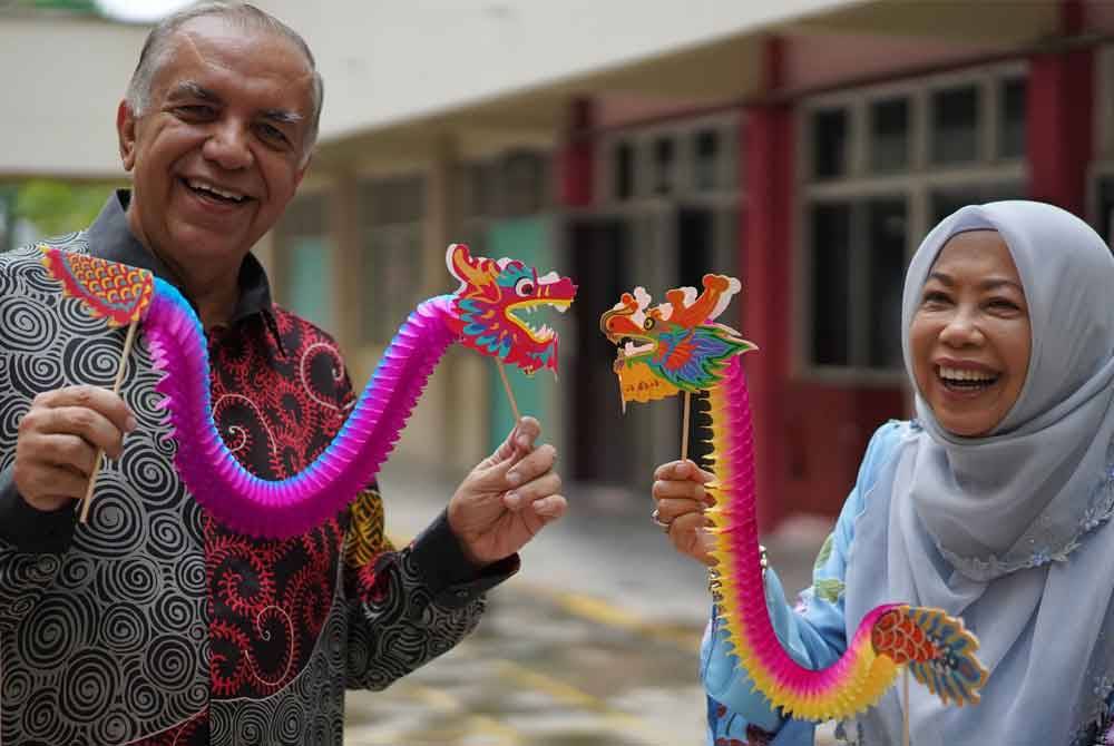 Pengarah Urusan Mydin, Datuk Dr Ameer Ali Mydin bersama isterinya, Datin Siti Hawa Mohd menunjukkan origami kraf naga yang dihasilkan sempena ‘The Most "Dragon" Paper Crafts Distributed in a Day’ yang diadakan baru-baru ini.