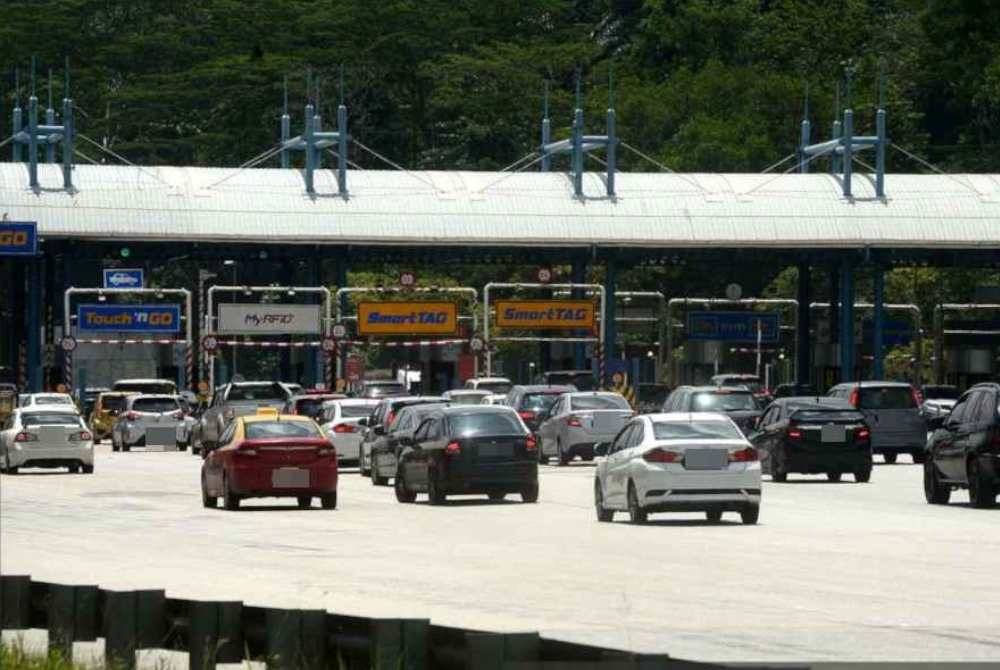 Pengecualian tol yang bermula pada jam 12.01 tengah malam 8 Februari hingga jam 11.59 malam 9 Februari itu diberikan di semua plaza tol kecuali di sempadan negara, iaitu Plaza Tol Bangunan Sultan Iskandar (BSI) dan Plaza Tol Tanjung Kupang, Johor. Gambar Bernama